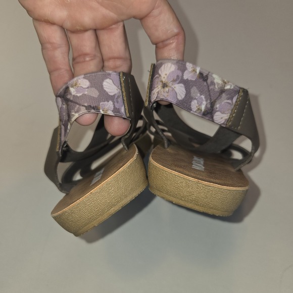 Muk Luks About Mary Brown Sandals with Floral Back Strap Size 6 NWOT - Picture 3 of 5